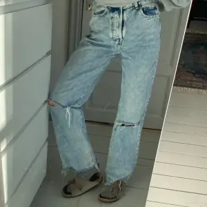 Snygga relaxed fit jeans med hål. Använda, bra skick