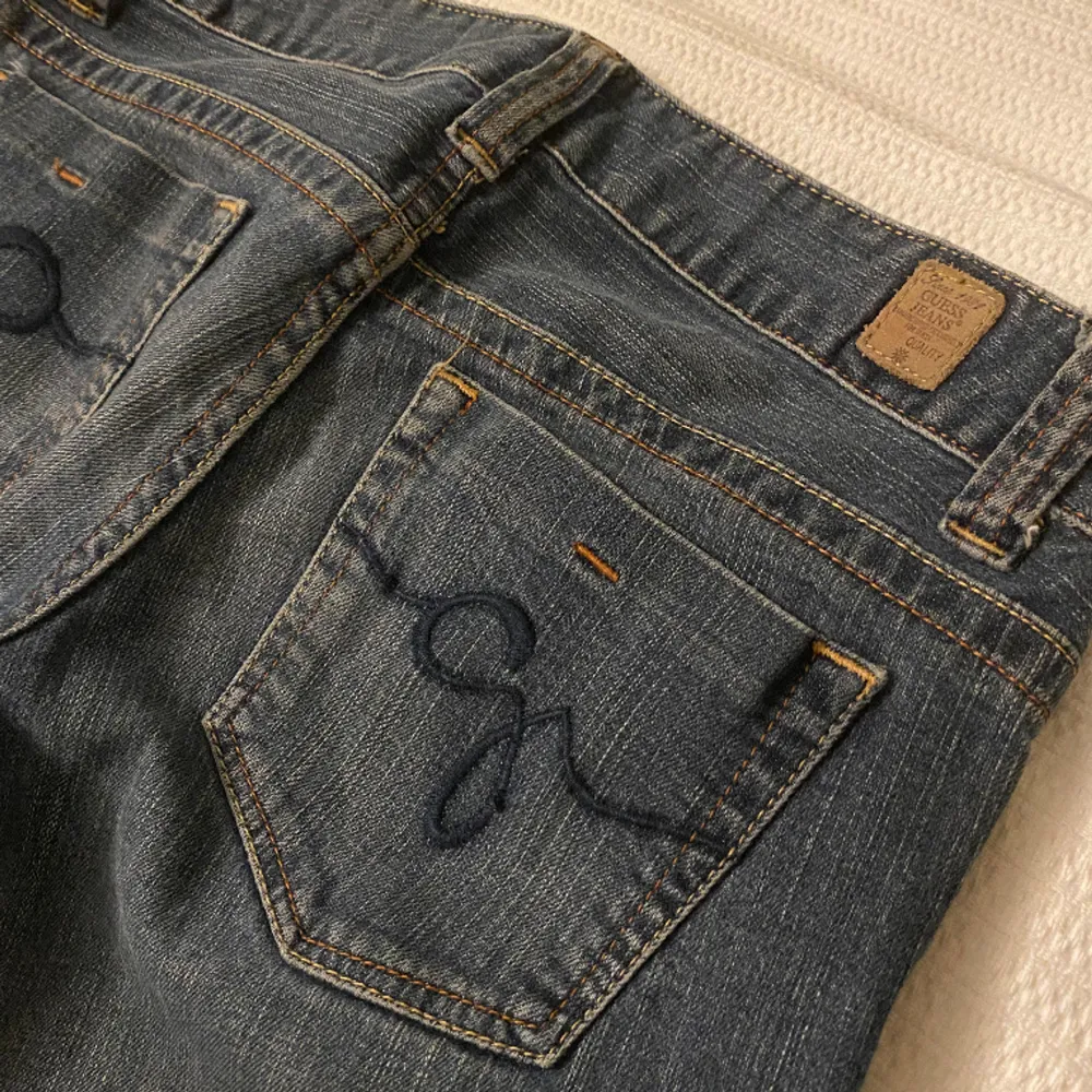 Säljer dessa as snygga lågmidjade jeans. Dom är raka o lite bootcut. Super gulliga fickor. Det är ett snöre i midjan på insidan pågrund utav att dom är för stora för mig i midjan.( Se bild 3 ) snöret synns inte utot och kan tas ut! skriv vid frågor!💕. Jeans & Byxor.