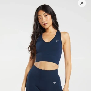 Gymshark träningstopp - Så snygg marinblå träningstopp från Gymshark! Helt slutsåld på hemsidan och säljs inte längre. Endast använd få gånger. 