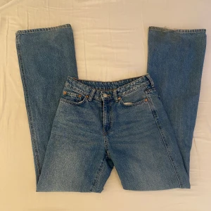 Boot cut Mid waist weekday jeans - Ur snygga bra kvalitet boot cut  mid waist jeans. W25 L34 Altså långa. 