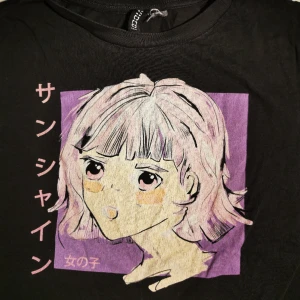 Anime t-shirt!  - Jättecool t-shirt med tryck från hm, använd men i gott skick. Skriv för mer info💝
