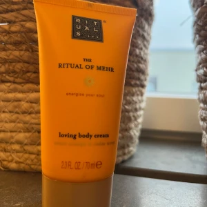 Rituals Loving body cream  - Säljer denna body cream från rituals i doft ” sweet orange & cedar wood” aldrig använd/öppnad helt ny. Postas inom 24 timmar!🌟