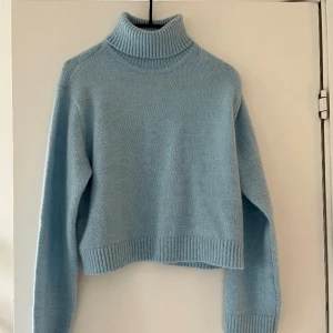 Stickad tröja - Blå polo-tröja från Gina Young. Använd 1 gång 