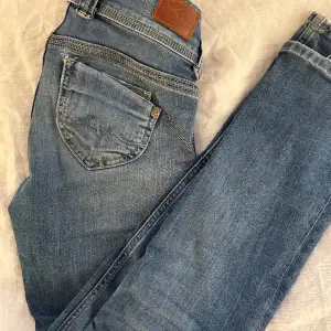 Nu säljer jag mina peppe jeans eftersom dem inte kommer till andvämdning.💘Storleken på jeansen är 25x30. Dem är i modellen Venus. Skriv om ni vill ha flera bilder!💘