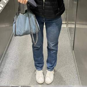 Raka jeans från Massimo Dutti som tyvärr blivit försmå för mig 