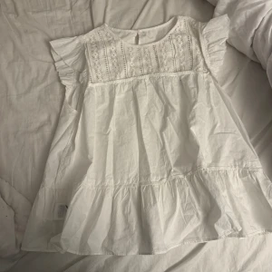 Blusar  - 2 jätte fina blusar från hm, vita i m och svarta i s sitter jätte fint båda 2, den vita är helt oanvänd och den svarta lite mer 