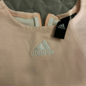 Adidas linne - Ljusrosa adidaslinne, använt 1-2 gånger