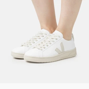 Veja skor - Säljer dessa veja skor som köptes här på plick i väldigt fint skick! Säljs pågrund av lite för stora😊kan skicka egna bilder vid intresse!