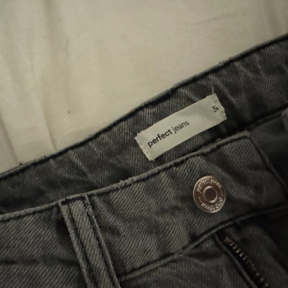 I längden tall, lite bootcut och i en jätte fin grå färg sitter också väldigt perfekt . Jeans & Byxor.