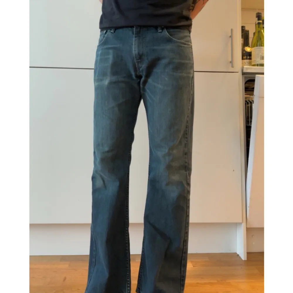 Riktigt snygga 527or med lite bootcut! 33/30. Skriv för bilder/mått/frågor.                                                              Billigare vid köp av flera plagg. Jeans & Byxor.