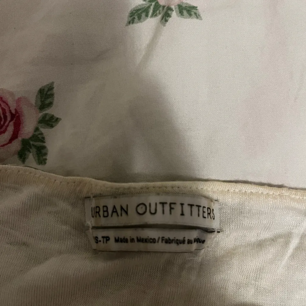 Super gulligt linne från Urban Outfitters endast använd få gånger. Har slutats säljas köpt för 350kr. Xs men passar S. Toppar.