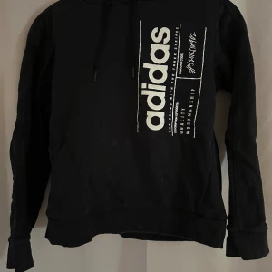 Adidas hoodie - Säljer svart adidas hoodie, tröjan är i okej skick (har en liten fläck men inget som syns tydligt). Säljs då den inte kommer till användning längre💗 köpt från stadium (vet inte  nypris men kan gissa på runt 400kr)