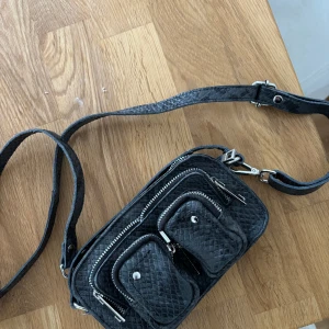 Nunoo väska  - Säljer min otroligt fina nunoo väska som jag användt 1-2 gånger! Priset går absolut att diskuteras vid snabb afffär! 