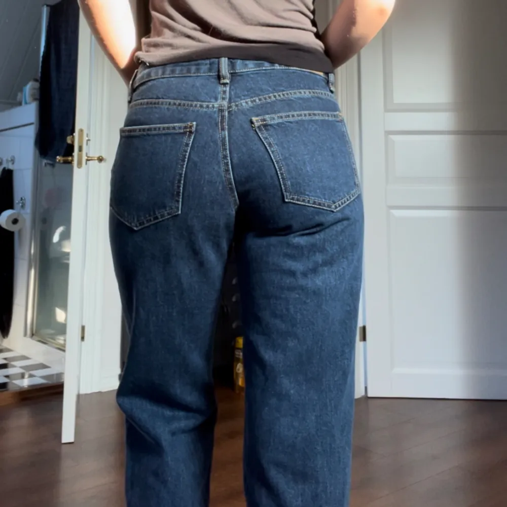 Ett par jättefina lågmidjade raka jeans från Gina Tricot, i en fin mörkblå färg. 💙💙Köpte dem för ett tag sedan men de har bara legat i garderoben, de är inte använda och i nyskick. 🥰 Storlek 38. Nypris: 500 kr . Jeans & Byxor.