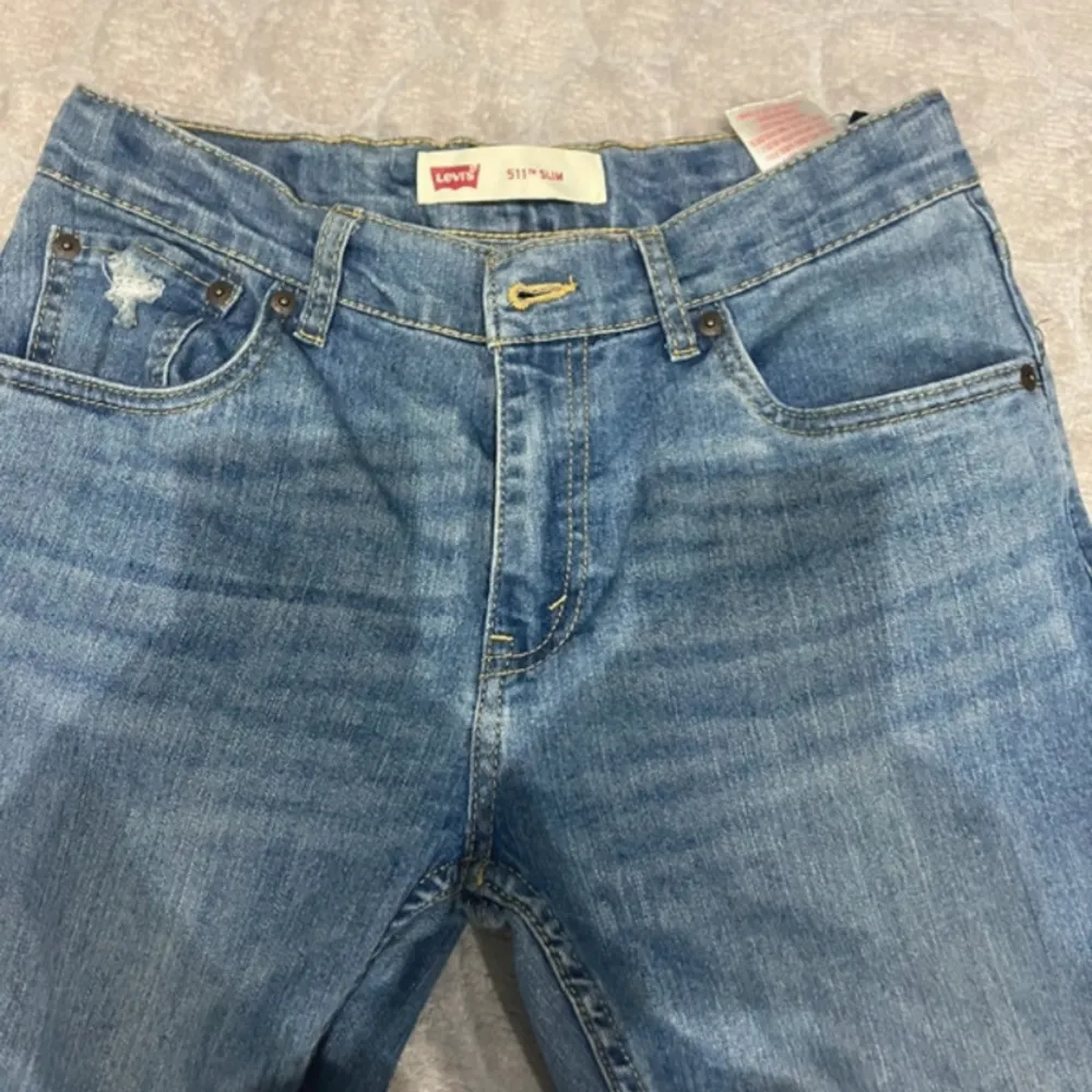Säljer nu mina bootcut levis jeans!  Dom har mönster på backfickorna ( se sista bilden)  fråga för mer information 💞 !tar emot prisförslag¡ Innerbens längden ca 85 Midjemått ca 37. Jeans & Byxor.
