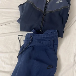 Mörkblå Nike tech - Säljer min Nike tech då jag inte riktigt har samma still längre. Tröjan är i storlek S och byxor i M. Skriv privat för mer info❤️