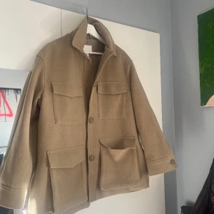 Beige jacka H&M - Beige jacka använd en gång. Stolek S
