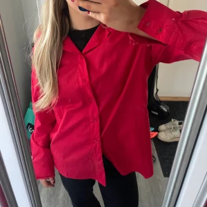 Röd skjorta - As snygg, helt oanvänd skjorta från NAKD!❤️