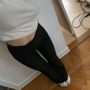 randiga kostymbyxor - fina randiga kostymbyxor i svart, väldigt bekväma, fint skick🩶