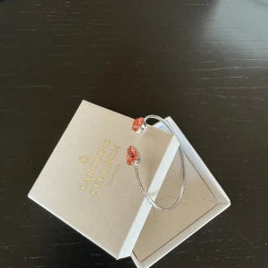 Caroline Svedbom Armband  - Ett sött och snyggt armband från Caroline Svedbom med rosa sten. Knappt använt. Köptes för 695kr 