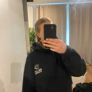 Snygg hoodie med tryck. Köpt för 699, väldigt bra skick