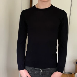 Oscar Jacobsson tröja - Riktigt fet Oscar Jacobsson tröja som tyvärr har blivit för liten. Jag är 182 och rätt så bred över axlarna och har stora armar. Den bör passa dig som är ≈172-180. Tveka inte med att skicka ett prisförslag!