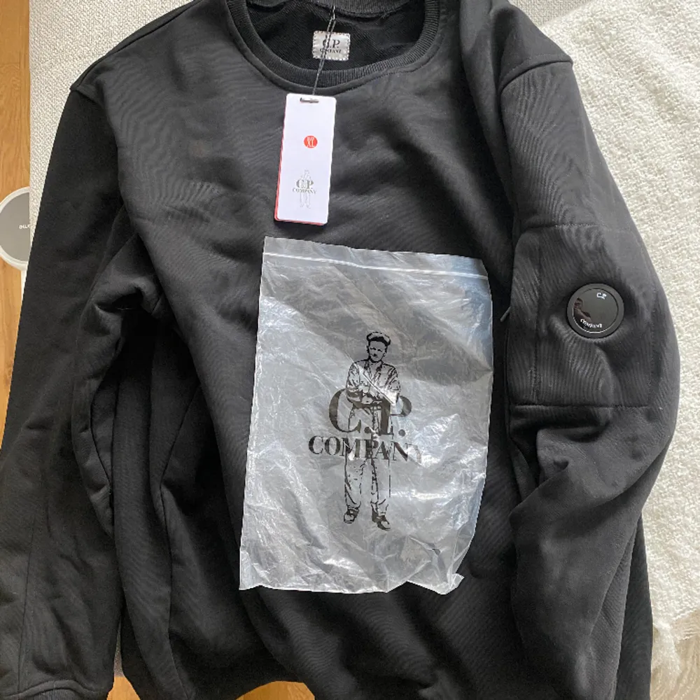 En mycket fin cp company tröja som tyvärr var för stor i storleken Storlek XL. Hoodies.