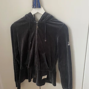 Odd Molly sammet zip hoodie. - Säljer en snygg zip hoodie i sammet från Odd Molly. I storlek 1🙂