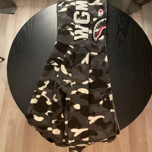 Bape Hoodie(Svart) - Säljer hoodien pågrund av ändrad stil och använder den inte. Använd ungefär 3 gånger så den är i riktigt bra skick. Storlek L men passar M.