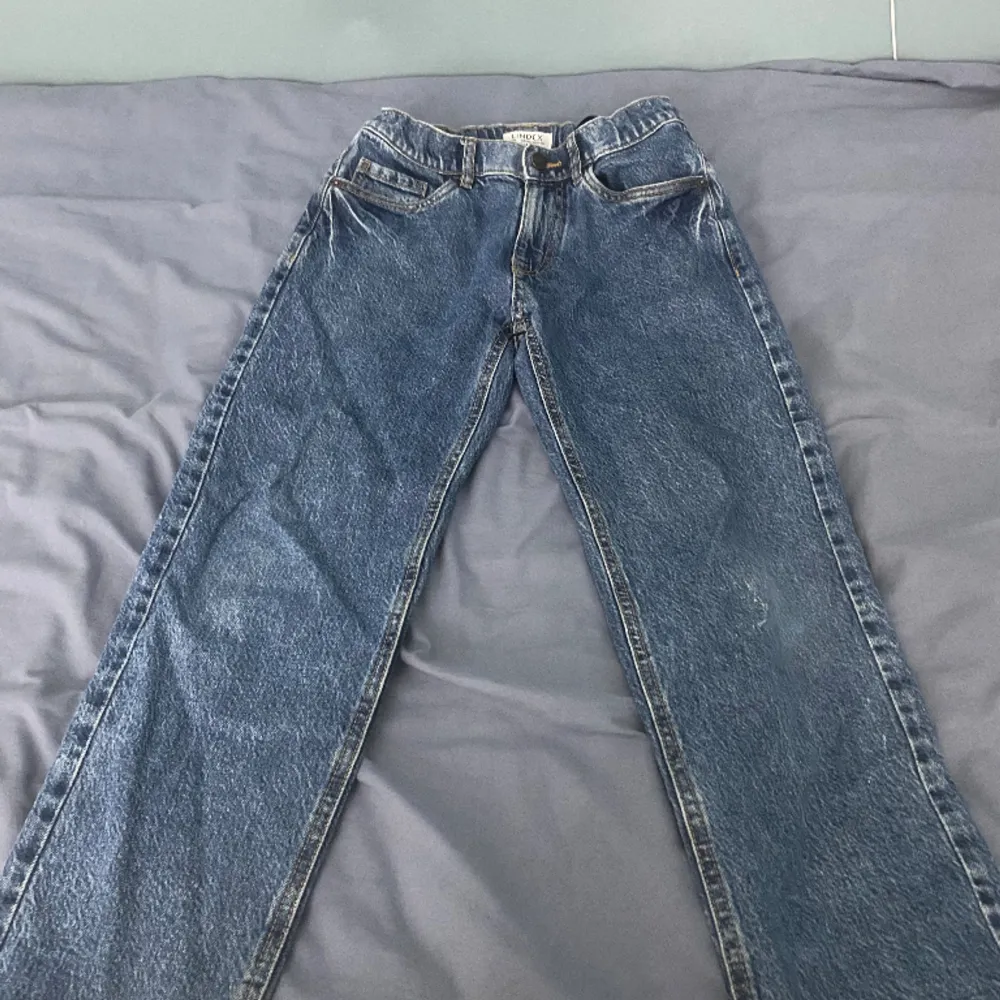Jag säljer mina Lindex jeans pågrund av att dom har blivit för små. Bra skick.  Storlek 140cm 9-10y. Jeans & Byxor.