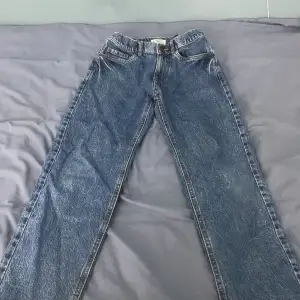 Jag säljer mina Lindex jeans pågrund av att dom har blivit för små. Bra skick.  Storlek 140cm 9-10y