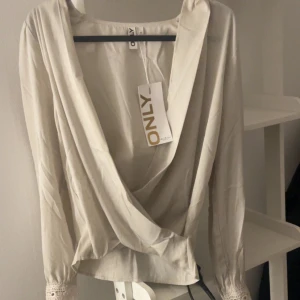Beige blus  - Beige blus från only, den ser mer uringad ut än vad den är! Aldrig använt 😊