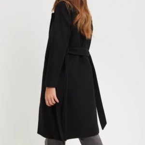 Svart kappa - Säljer min svara kappa ifrån VERO MODA! nypris 600kr, mitt pris 400kr.