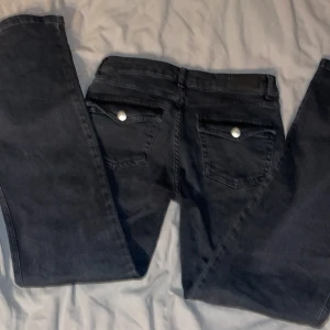 90s byxor  - Säljer dessa jättefina oanvända byxor från lager 157, sitter bra på men är lite för korta (är 1.70) så dom skulle passa jätte bra på någon som är 168-165cm!💕har satt priset på 170 för att dom ändats är provade och aldrig använda! Midjemått: 36-38 