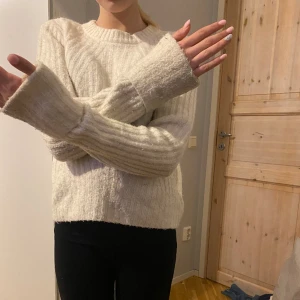 Stickad tröja  - En vit basic stickad långtröja 