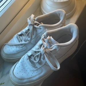 Nike Ari Force 1 - Ett par jätte fina Nike skor i jätte bra skick🩷 Medela mig om du är intresserad 