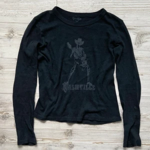 Brandy Melville ’Nashville’ tröja - Oanvänd långärmad tröja med ’Nashville’ tryck från Brandy Melville 🖤 Stretchig så passar många storlekar!