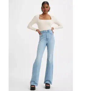 Bootcut jeans från Levi’s i storlek W29, passar mig som bär 38-40 i vanliga fall! Superfina och kvalitativa jeans som tyvärr inte kommer till användning längre. Väldigt fint skick och inga skavanker. Nypris 1419, säljer för 360 eller prisförslag! 🩵