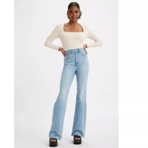 Levi’s 70s High Flare Jeans - Bootcut jeans från Levi’s i storlek W29, passar mig som bär 38-40 i vanliga fall! Superfina och kvalitativa jeans som tyvärr inte kommer till användning längre. Väldigt fint skick och inga skavanker. Nypris 1419, säljer för 360 eller prisförslag! 🩵