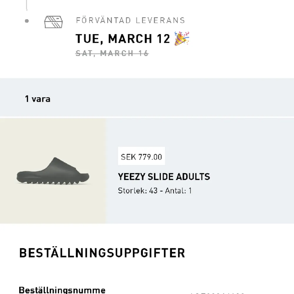 Yeezy slide Dark Onyx Storlek 43 999kr + frakt Skickar direkt när jag får de. Skor.