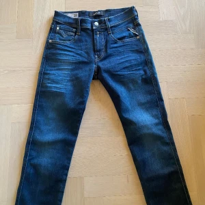Replay jeans anbass 28/32 - Säljer mina replay jeans jag köpte idag. Märkte att de var lite för små precis efter jag tagit bort lapparna så går inte att lämna tillbaks. Kvitto finns!