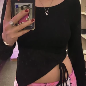 tröja med kortare sida - Jättefin tröja med snitt på ena sidan, aldrig använd. 