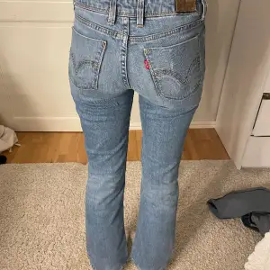 Levis jeans, de är mer raka där nere än vad de ser ut som på bild❣️