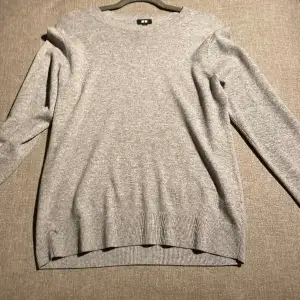  En Kashmir tröja från Uniqlo ny pris 1500kr mitt pris 999kr, sick 9/10