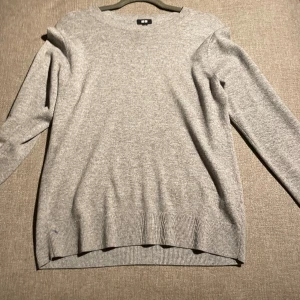 Kashmir  tröja -  En Kashmir tröja från Uniqlo ny pris 1500kr mitt pris 999kr, sick 9/10