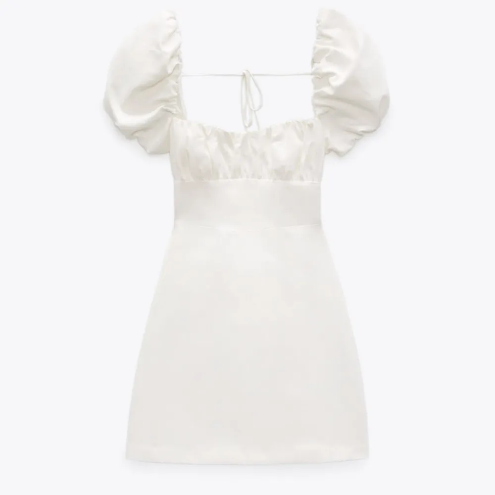 Säljer min vita klänning från zara, slutsåld på hemsidan. Passar perfekt till studenten🌸. Klänningar.