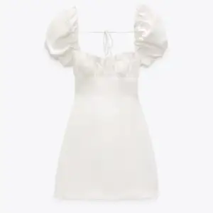 Säljer min vita klänning från zara, slutsåld på hemsidan. Passar perfekt till studenten🌸