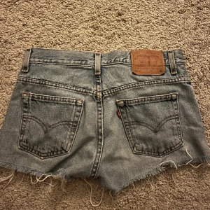 lågmidjade levis shorts - super snygga lågmidjade levis jeans shorts🩵🩵 säljer för att de är för små för mig! köpta på sellpy i somras i väldigt bra skick och bara använt några gånger!!!💕💕 midjemått 35cm tvärs över