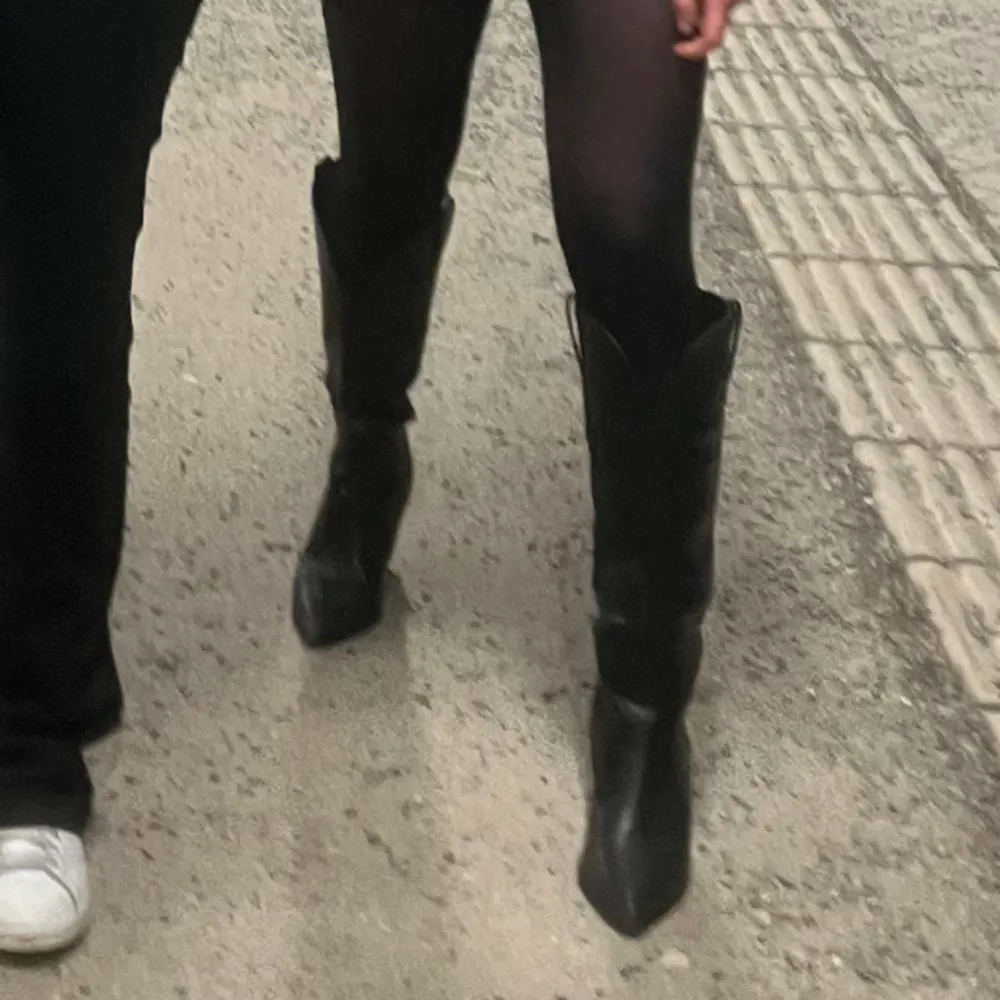 Jätte snygga cowboy liknande boots aldrig använda! Helt slutsålda även, köpte för 800kr jag säljer för 600kr. 8cm klack💞. Skor.