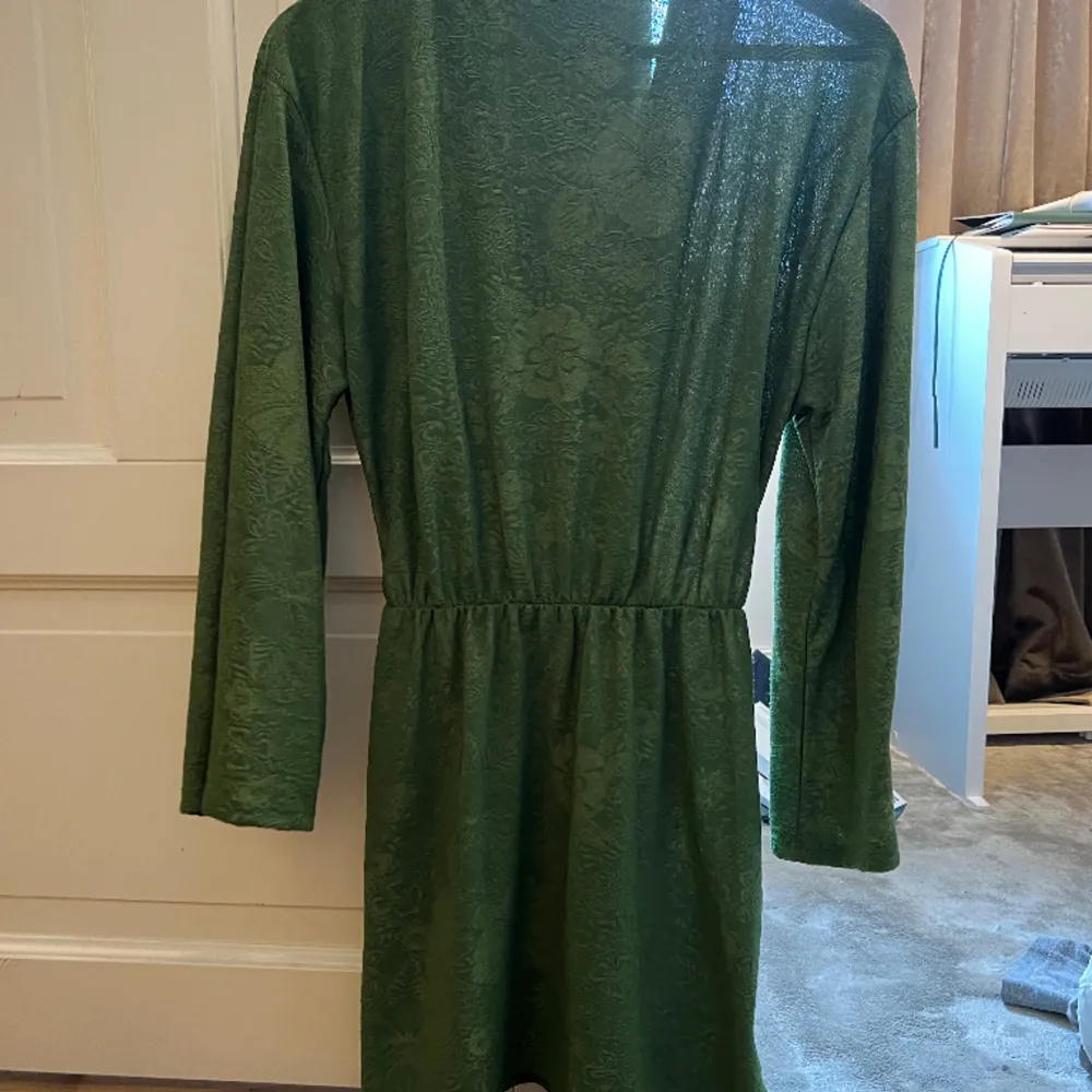 Grön kimono klänning från zara 🩵. Klänningar.